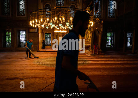 Les hommes à l'intérieur de l'aspirateur la Mosquée Sultan Eyup, Istanbul, Turquie Banque D'Images