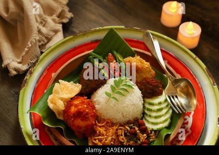 Nasi lemak Medan. Style de Medan de Malais de plat de riz riz vapeur aromatique avec un assortiment de plats de viande, oeufs, et de légumes. Banque D'Images