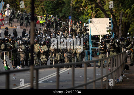 L'intérieur de l'arrêt permanent de la police de l'université d'étudiants. Une bataille sans précédent à l'Université chinoise de Hong Kong (CUHK). Hong Kong continue de protestation sur son cinquième mois. Une grève à l'échelle de la ville a appelé à commencé le lundi 11 novembre, 2019 qui a parties de Hong Kong d'arrêter en tant que stations de métro fermées et plusieurs barrages routiers ont été érigés. Hong Kong, 12.11.2019 Banque D'Images