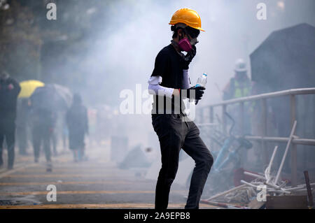 Les élèves passent à pied les gaz lacrymogènes. Une bataille sans précédent à l'Université chinoise de Hong Kong (CUHK). Hong Kong continue de protestation sur son cinquième mois. Une grève à l'échelle de la ville a appelé à commencé le lundi 11 novembre, 2019 qui a parties de Hong Kong d'arrêter en tant que stations de métro fermées et plusieurs barrages routiers ont été érigés. Hong Kong, 12.11.2019 Banque D'Images