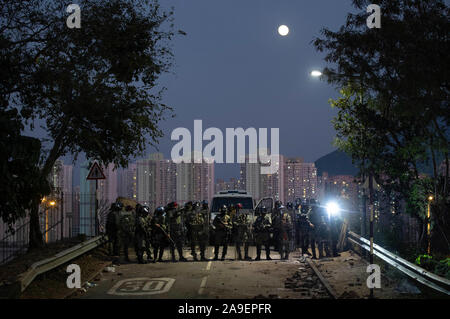 Stand Off Police sur No2. Pont qui passe dans l'université. Une bataille sans précédent à l'Université chinoise de Hong Kong (CUHK). Hong Kong continue de protestation sur son cinquième mois. Une grève à l'échelle de la ville a appelé à commencé le lundi 11 novembre, 2019 qui a parties de Hong Kong d'arrêter en tant que stations de métro fermées et plusieurs barrages routiers ont été érigés. Hong Kong, 11.11.2019 Banque D'Images