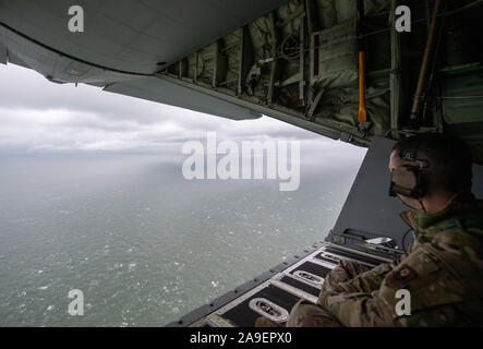 Un membre de l'équipage donne sur la mer du Nord à partir d'un US Air Force MC-130J Commando II à partir de la 352e Escadre d'opérations spéciales basé à RAF Mildenhall à Suffolk, lors de l'exercice Point Blank. Banque D'Images