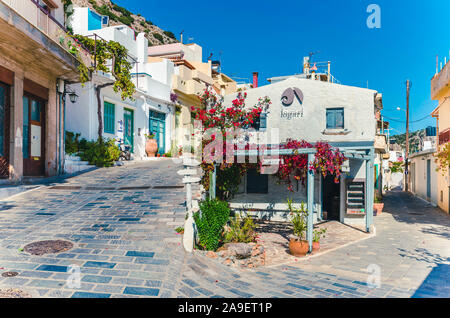 Cretan Village avec des ruelles étroites et des maisons avec des bougainvilliers, près de Agios Nikolaos. Crète, Grèce Banque D'Images