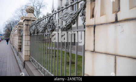 Ornement dans la forge. Suspendu à la porte. Banque D'Images