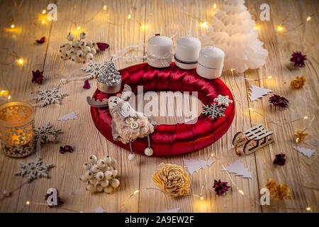 Studio shot d'une belle couronne de l'avent sur fond de bois Banque D'Images