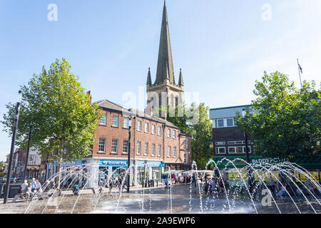 Fontaine de la rue et Wakefield Cathedral, Northgate, Wakefield, West Yorkshire, England, United Kingdom Banque D'Images