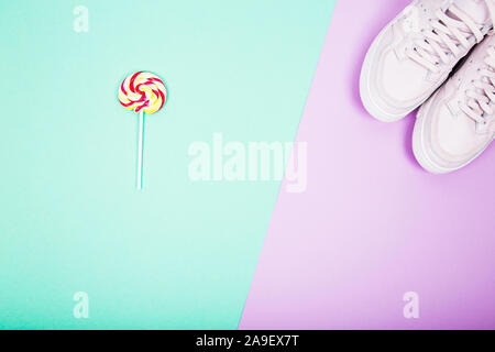 Chaussures de femme rose et turquoise et rose bonbon sur l'arrière-plan. Mise à plat, vue du dessus. Composition de la mode. Banque D'Images