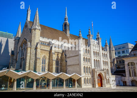 Extérieur de Guildhall dans la ville de Londres, Angleterre contre un ciel sans nuages Banque D'Images