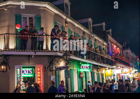 Bourbon Street par nuit à La Nouvelle-Orléans. Cette rue historique dans le quartier français est célèbre pour sa vie nocturne et des bars à musique. Banque D'Images