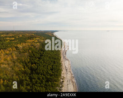 Vue aérienne de la mer baltique avec Klaipeda port mer en arrière-plan - destination touristique le Hollandais Cap près de Karkle Banque D'Images