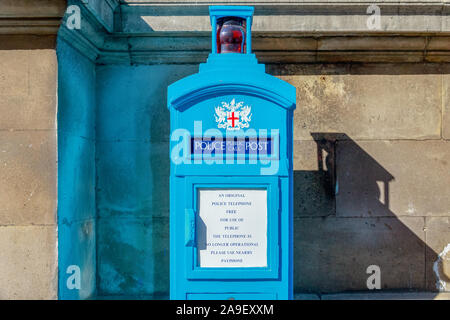 Londres, Royaume-Uni - 22 septembre 2019 - Vintage bleu Gendarmerie appel public poste hors Guildhall, London town hall Banque D'Images