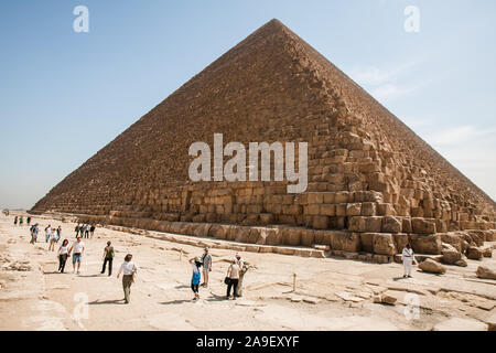 Giza, Cairo, Égypte, le 2 mai 2008 : La pyramide de Chéops (TheGreat pyramide de Gizeh) tours plus de touristes sur le plateau de Gizeh, près du Caire, Égypte. Banque D'Images