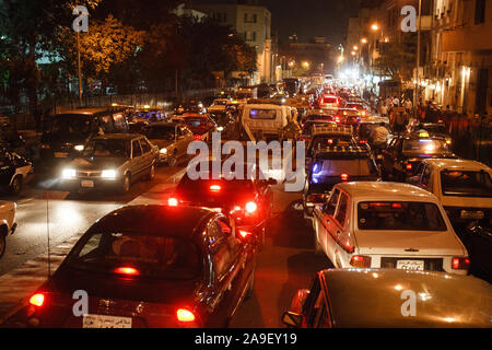 Le Caire, Égypte, le 2 mai 2008 : soirée embouteillage dans les rues du Caire. Banque D'Images