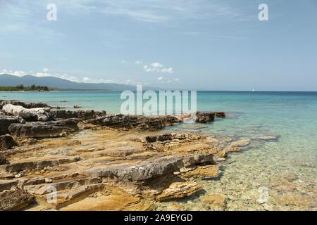 Côte de la mer Adriatique, près du village de Orebic en Croatie. Banque D'Images