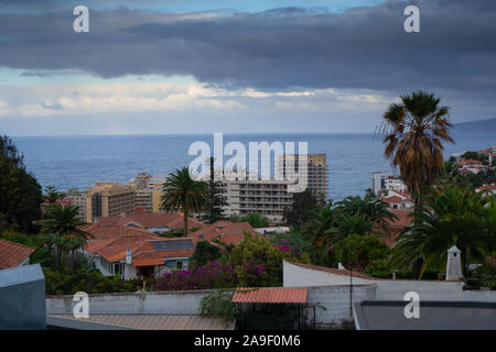 Vue sur les toits de l'océan à Puerto de la Cruz, Tenerife, Îles Canaries Banque D'Images