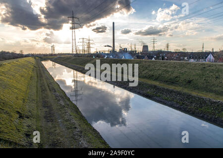 La rivière Emscher, canalisé, à Essen-Karnap, sur la droite la RWE énergétique de déchets Karnap, Banque D'Images