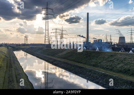 La rivière Emscher, canalisé, à Essen-Karnap, sur la droite la RWE énergétique de déchets Karnap, Banque D'Images