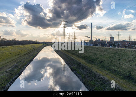 La rivière Emscher, canalisé, à Essen-Karnap, sur la droite la RWE énergétique de déchets Karnap, Banque D'Images