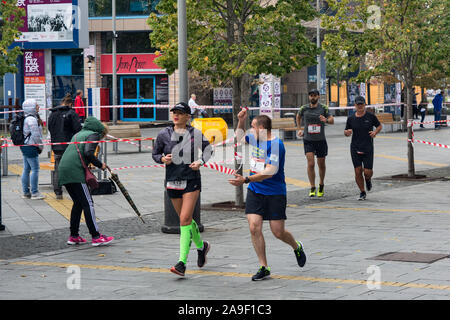 Zrenjanin, Serbie, 06 octobre. 2019.Un petit groupe de coureurs courir à travers le centre-ville et de parler le long du chemin. Une jolie fille et l'un des compétiteurs sont Banque D'Images