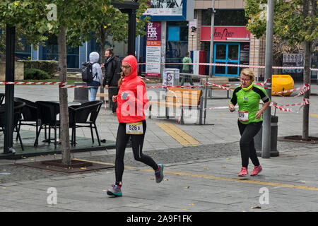 Zrenjanin, Serbie, 06 octobre. 2019.Deux participants col demi-marathon, qui traverse le centre de la ville. Banque D'Images