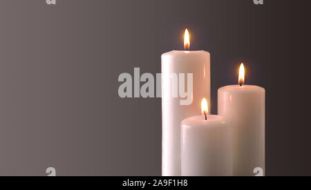 Trois bougies blanches sur fond dégradé de gris. Vue de face. Composition horizontale Banque D'Images