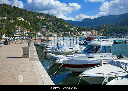 Bateaux dans le port de Port de Soller, Soller, Majorque, îles Baléares, Espagne Banque D'Images