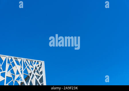 Abstrait architecture fond de la structure de trame contre ciel bleu clair sur l'arrière-plan. Le minimalisme de l'architecture urbaine concept Banque D'Images