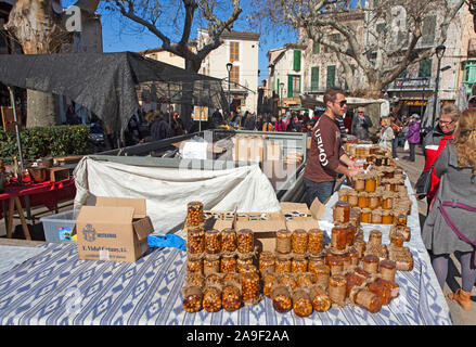 Marché hebdomadaire à Soller, le vendeur propose des amandes, une spécialité locale, Majorque, îles Baléares, Espagne Banque D'Images