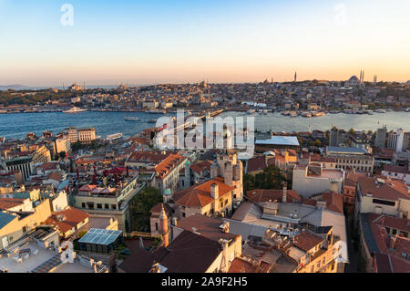 Vue aérienne de drone, centre historique d'Istanbul. Karakoy, Beyoglu et Fatih avec vue sur le pont de Galata et la corne d''bay. Istanbul, Turquie Banque D'Images