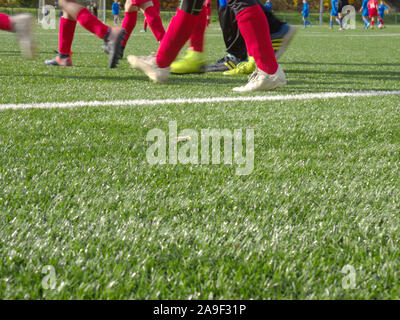 Aire de gazon avec des lignes et des cônes, des joueurs de football de se concentrer sur des exercices de slalom formation terrain de soccer. Banque D'Images