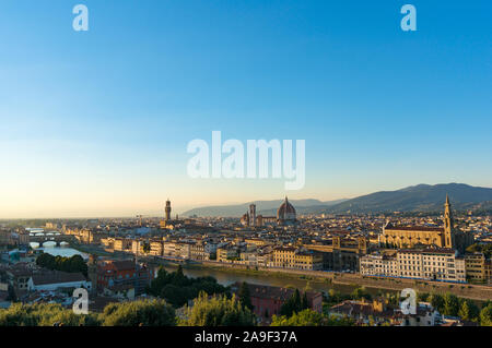 Panorama horizontal de Florence, Italie Vue urbaine avec Arno et la cathédrale Santa Maria del Fiore à partir de ci-dessus. Banque D'Images