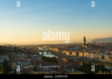 Panorama horizontal de Florence, Italie Vue urbaine avec l'Arno et le Ponte Vecchio à partir de ci-dessus. Banque D'Images