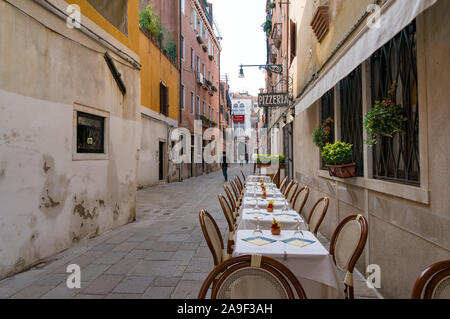 Venise, Italie - le 27 septembre 2013 : des tables pour manger al fresco restaurant à Venise Banque D'Images