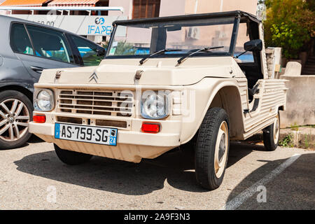 Ajaccio, France - 25 août 2018 : Beige Citroen Mehari voiture est garée dans une rue de France, close-up photo Banque D'Images