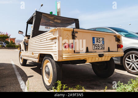 Ajaccio, France - 25 août 2018 : Beige Citroen Mehari voiture est garée dans une rue de France, vue arrière, close-up photo Banque D'Images