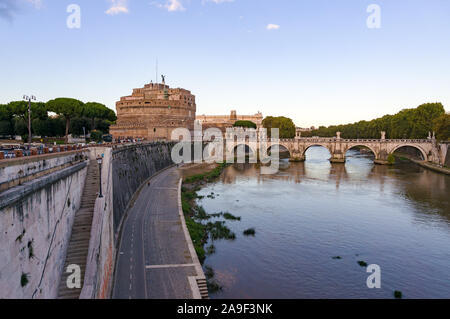 Château Sant'Angelo et le pont avec vue sur le Tibre remblai au crépuscule Banque D'Images