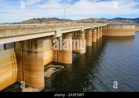 Barrage de Wyangala Wyangala à bas niveau d'eau du parc des eaux. La sécheresse et les restrictions d'eau NSW, Australie Banque D'Images