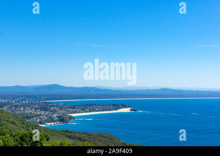 Vue aérienne de la côte australienne panorama paysage avec vue sur un mile beach et plage de Tuncury . Vue depuis le cap Lookout Booti Booti Hawke en Nat Banque D'Images