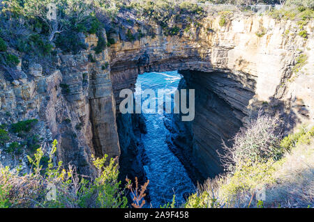 Tasman arch. Passage de falaise de montagne et l'océan dans Tasman National park. La Tasmanie, Australie Banque D'Images