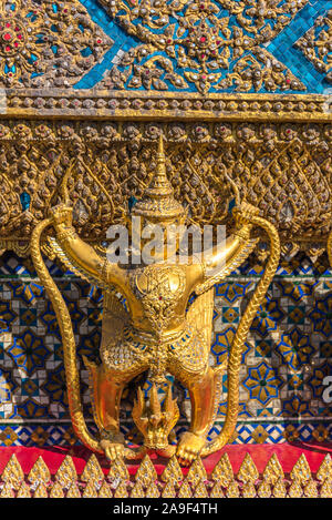 La figure de Garuda décoration sur Grand Palace, Bangkok, Thaïlande. Les statues de Krut combattre naga serpent. Scène de la mythologie asiatique Banque D'Images