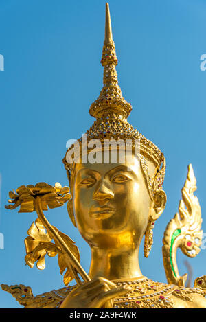 Apsonsi, moitié femme moitié lion statue d'or de créature. Asian créature mythique close up, détail Banque D'Images