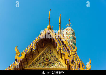 Belle architecture de style asiatique. Toit richement décorées vault et stupa de capacités dans le Grand Palais. Bangkok, Thaïlande Banque D'Images