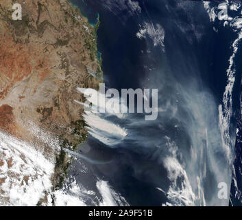 NASA image satellite de la Terre de l'espace, les panaches de fumée de feux de brousse Nouvelle Galles du Sud, Australie, le 8 novembre 2019 Banque D'Images