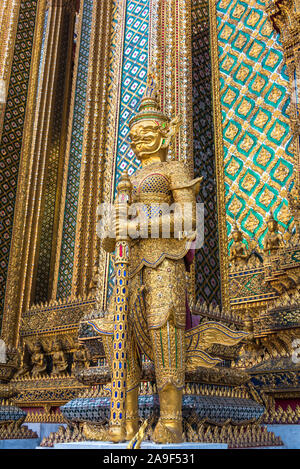 Magnifiquement décorée statue en or de guardian, yaksha dans Grand Palais à Bangkok, Thaïlande Banque D'Images