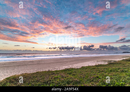 Belle plage paysage sur le lever du soleil. Gold Coast, Australie Banque D'Images