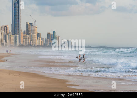 Gold Coast, Australie - 20 Février 2016 : Surfers sur la plage de Surfers Paradise avec la ville moderne sur l'arrière-plan Banque D'Images