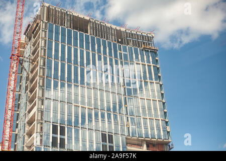 Réparation d'un immeuble de bureaux. La construction d'une grande maison dans la ville. Immobilier construction. Immeuble de bureaux à plusieurs étages. Construction d'un Banque D'Images