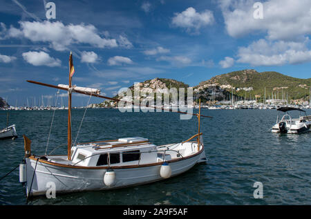 Port d'Andratx Majorque, vue d'un petit bateau à voile dans le premier plan avec le principal quartier de la marina à l'arrière-plan, par une chaude et belle journée. Banque D'Images