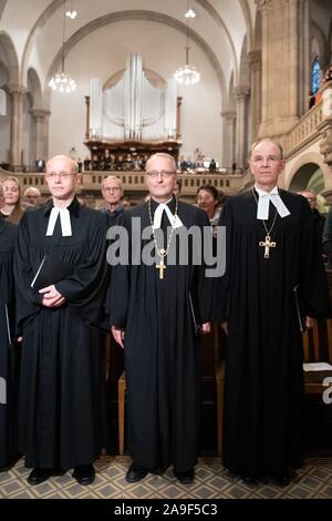 Dresde, Allemagne. 15 Nov, 2019. Thilo Daniel (l-r), Oberlandeskirchenrat Landesbischof Rentzing, Carsten et Ralf Meister, menant évêque de l'Église évangélique luthérienne d'Allemagne (VELKD), se tiennent côte à côte dans l'église de Martin Luther au début du service de l'Landessynode Sachsen. Le service au début de la conférence d'automne du 27e État Évangélique Luthérienne Synode Saxe est aussi l'adieu de l'Évêque Rentzing du bureau. Credit : Sebastian Kahnert/dpa-Zentralbild/dpa/Alamy Live News Banque D'Images