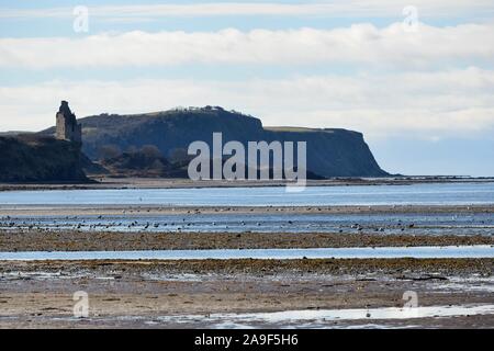 Château surplombant la plage de Greenan Ayr à Seafield sur le "Chefs d''Ayr, Ayrshire falaises, Écosse, Royaume-Uni, Europe Banque D'Images